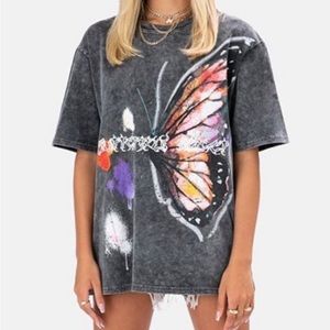 Oversized XS Adika Buttfly Effect tee